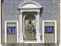 Detalle de la Virgen con el Niño en la Torre del Reloj