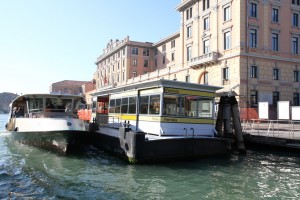 Vaporetto, autobús acuático en Venecia.