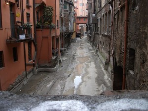 El canal de Bolonia. Oculto entre pórticos y edificios en pleno invierno