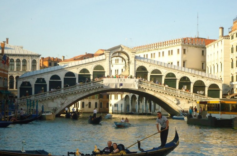 Góndola en Puente Rialto