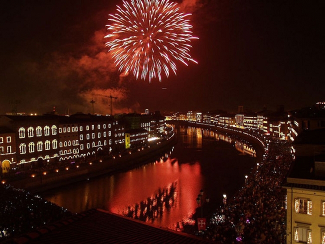 Fuegos artificiales en la Luminaria San Ranieri