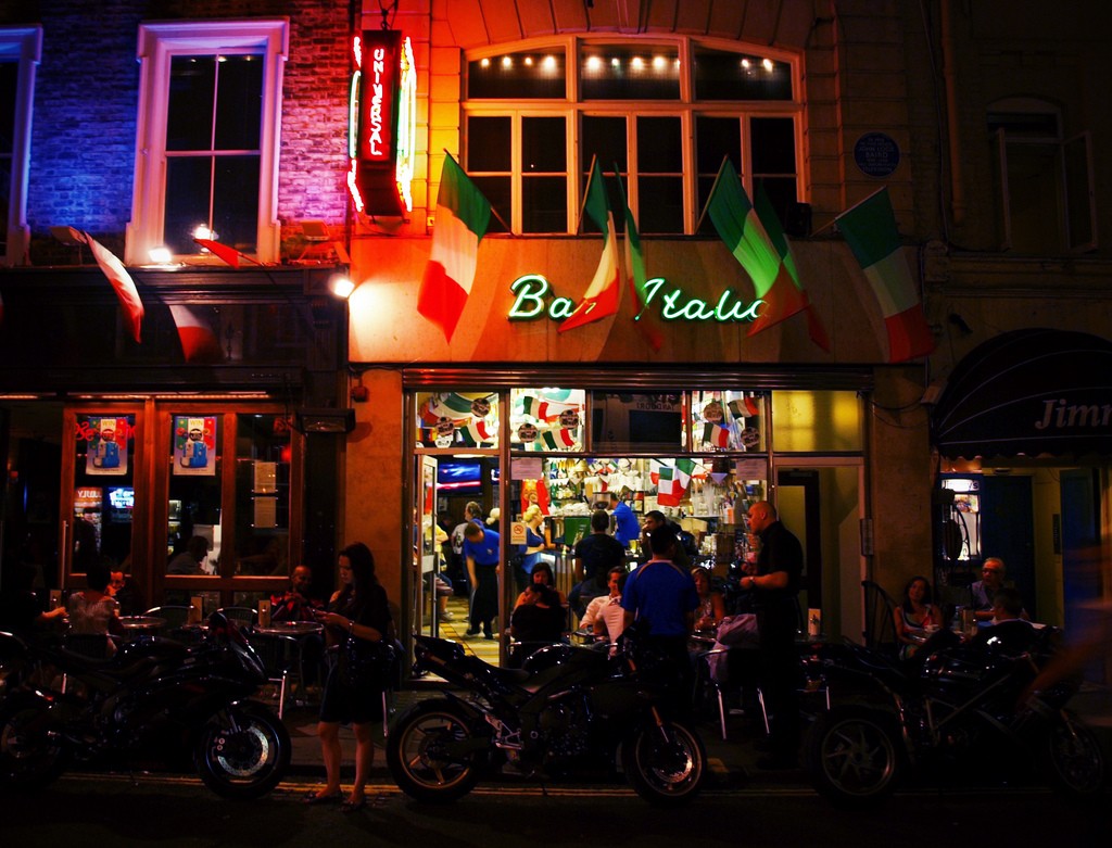 Portada del Bar Italia. En las calles de Italia la gente se reúne para disfrutar de la vida nocturna de Roma.