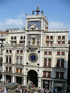 Torre de reloj ubicada en la Plaza San Marcos