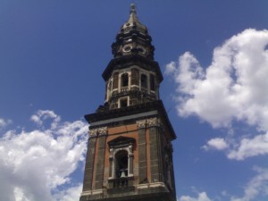 Vista del gran campanario de la Basilica di Santa Maria del Carmine Maggiore.